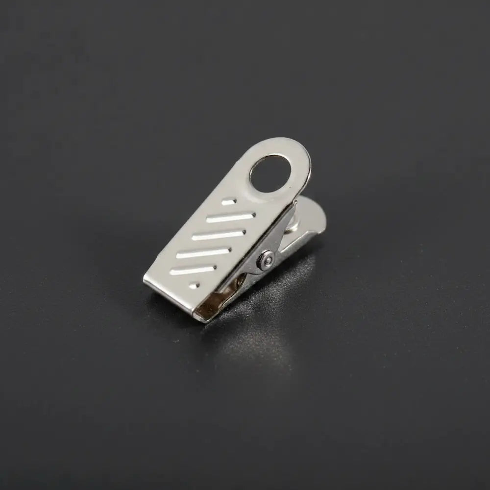 An image of a ribbed faced bulldog clip.